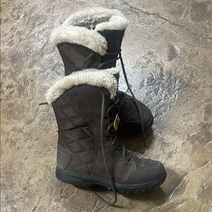 Columbia 200g insulated Snow Boots - Size 6